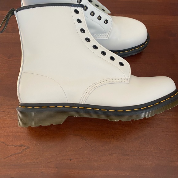 Doc Marten 1460 boots. Size 11. Great condition! - Picture 3 of 5